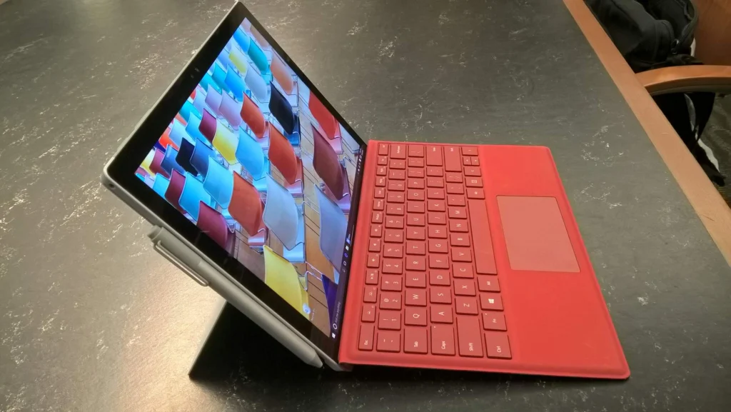 Tablette Surface Pro rouge avec son stylet
