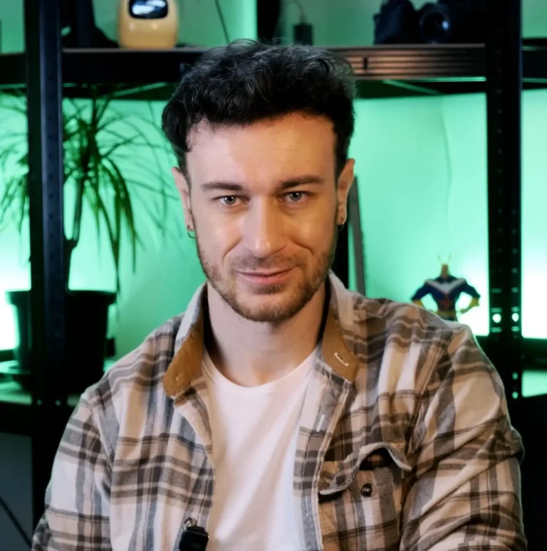 Charles-Edward, monteur vidéo freelance, face caméra dans son studio