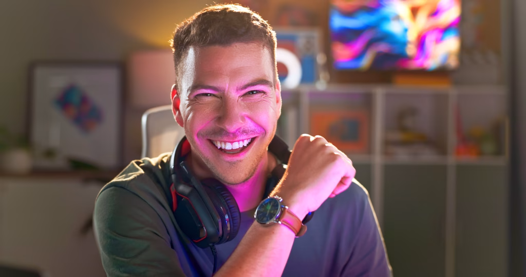 Créateur souriant avec un casque dans son studio YouTube